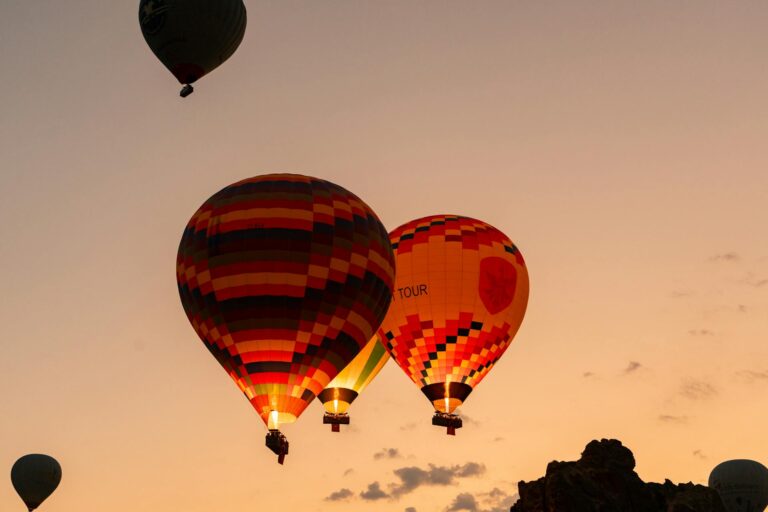 Colorful hot air balloons flying at sunrise in Cappadocia, Turkey – Conmigo Travel Agency