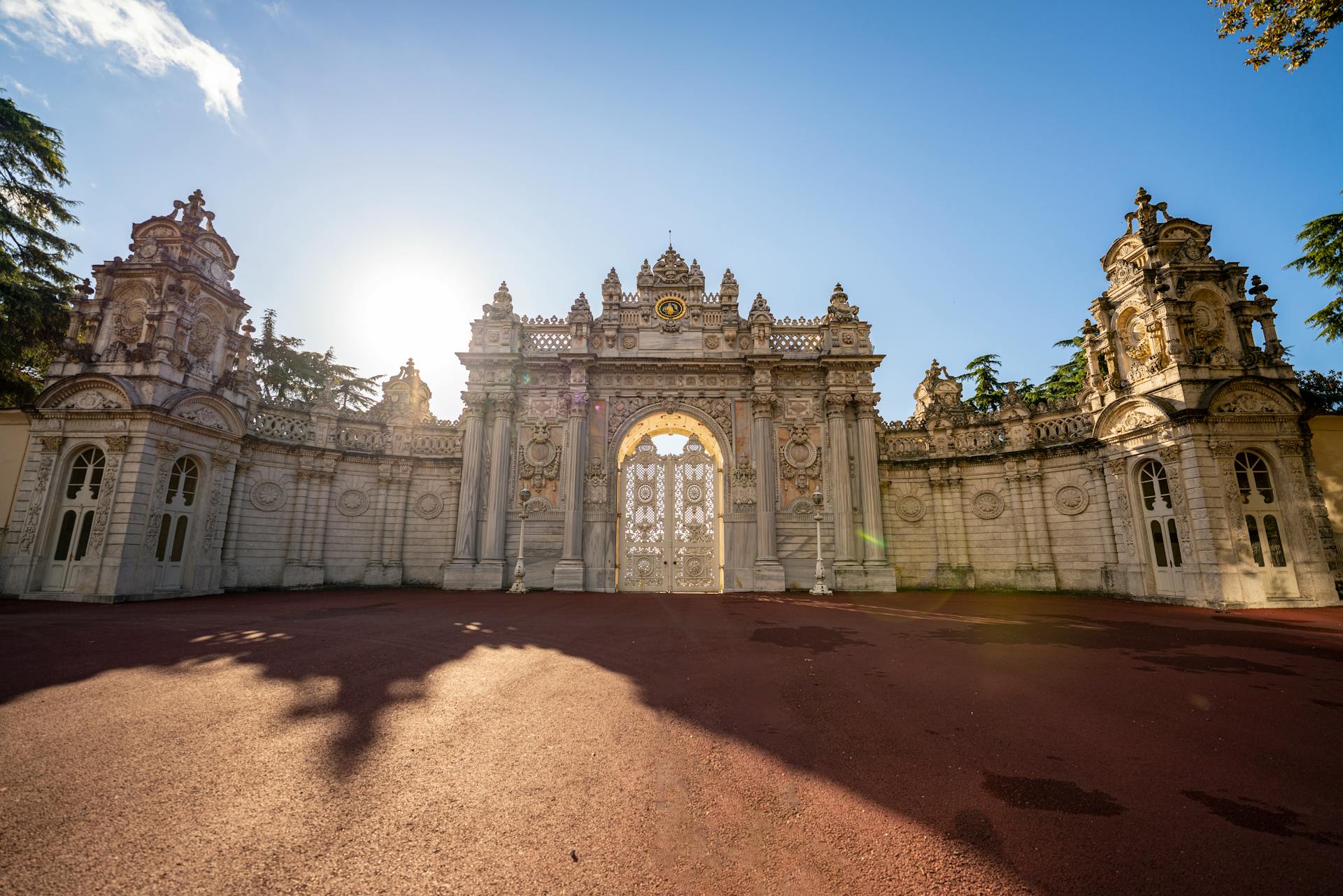 Ornate Dolmabahçe Palace gate with sunlight in Istanbul – Conmigo Travel Agency