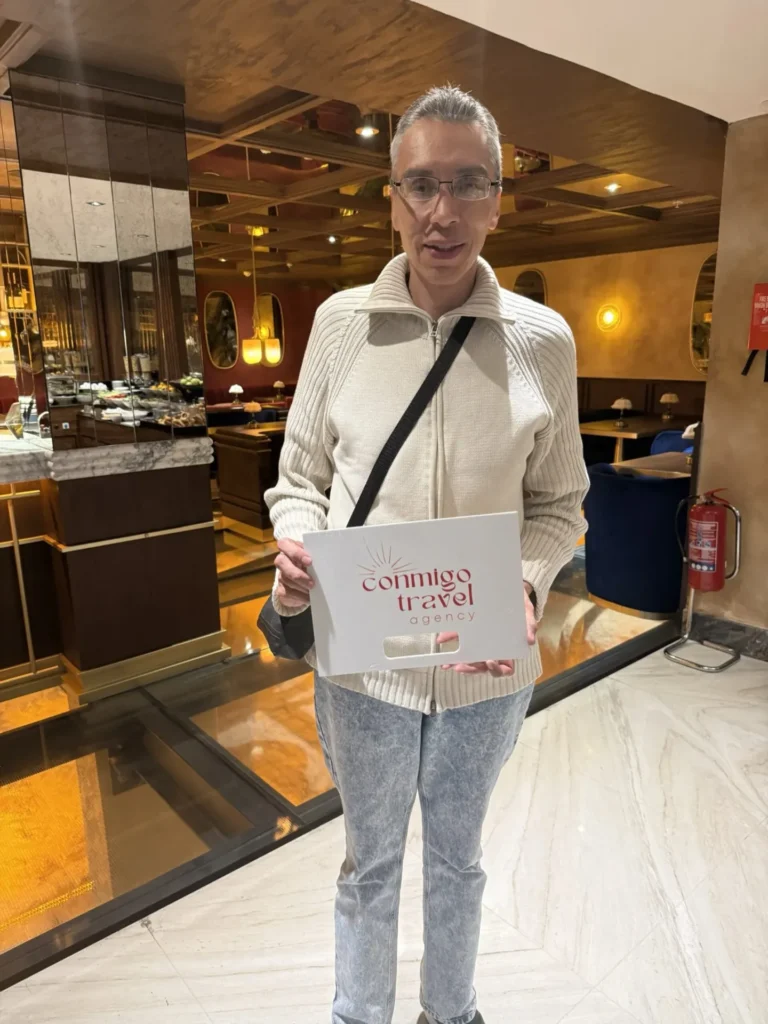 Solo traveler with Conmigo Travel at hotel lobby