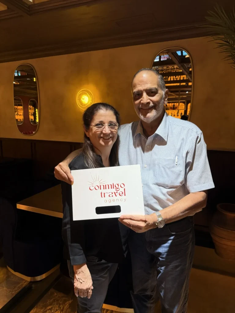 Happy couple with Conmigo Travel welcome package