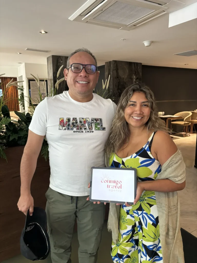 Couple welcomed by Conmigo Travel at their hotel